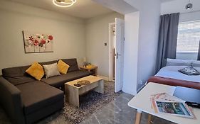 Your Own Studio Flat With Everything You Need! Fully Equipped Kitchen, Free Coffee And Tea, Own Entrance, Private Parking, Smart Tv With Netflix, Sofa Bed, Your Own Shower And Toilet - All Newly Renovated!