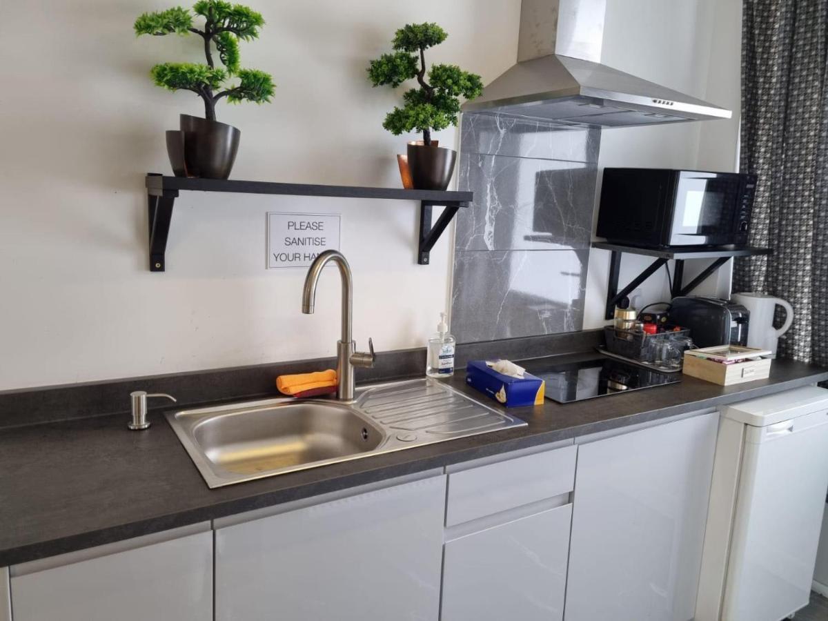 Your Own Studio Flat With Everything You Need! Fully Equipped Kitchen, Free Coffee And Tea, Own Entrance, Private Parking, Smart Tv With Netflix, Sofa Bed, Your Own Shower And Toilet - All Newly Renovated! Poole Exterior photo